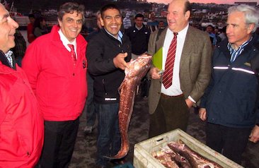 Autoridades regionales junto al subsecretario de pesca