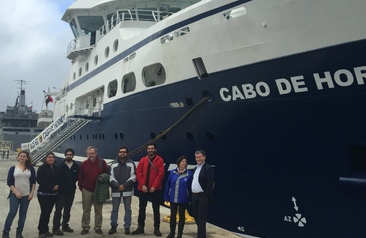 Buque "Cabo de Hornos" zarpa desde Talcahuano con científicos que investigan fenómeno de la  marea roja