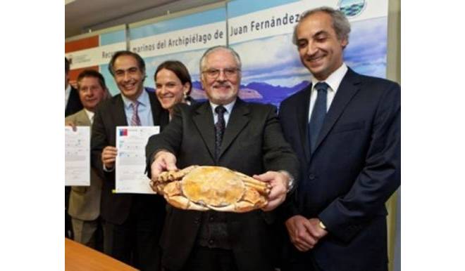 Patricio Arana, académico de la Escuela de Ciencias del Mar, y Maximiliano Santa Cruz, director del INAPI.