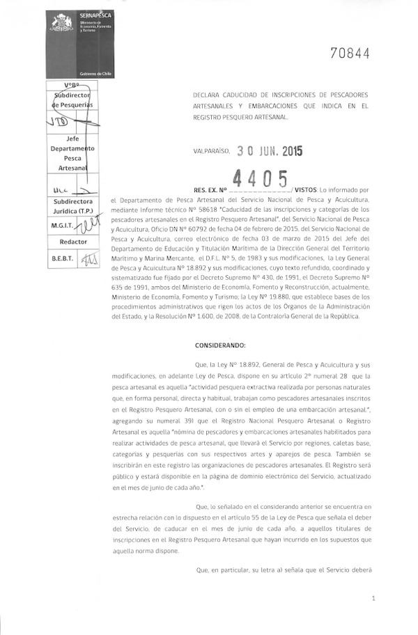 Res. Ex. N° 4405-2015 (Sernapesca) Declara Caducidad de Inscripciones de Pescadores Artesanales y Embarcaciones que Indica. (F.D.O. 14-08-2015)