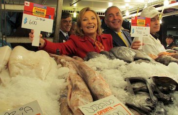 Ceciclia Morel en Mercado Central de Santiago