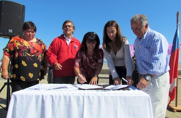 Firma del convenio para trabajar en conjunto en un programa de promoción de los derechos de las mujeres del sector pesquero