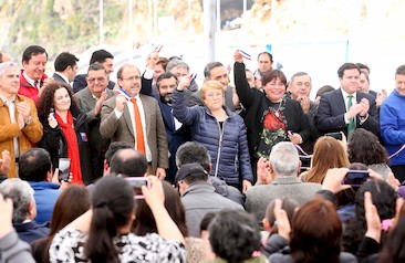 Presidenta Bachelet durante inauguración de infraestructura portuaria en caleta Estaquilla, región de Los Lagos