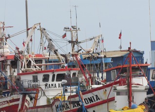 Embarcaciones artesanales en el puerto de Caldera